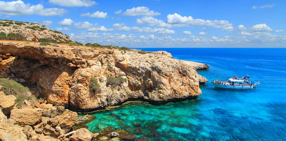 De blauwe zee en prachtige rotsen aan de kust van de Canarische Eilanden van Spanje